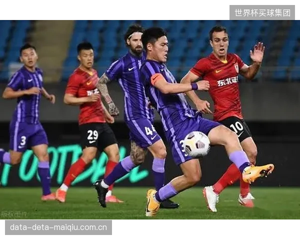 中超联赛掀起三中卫阵型风潮，该阵型有效提升了球队的防守稳固性。